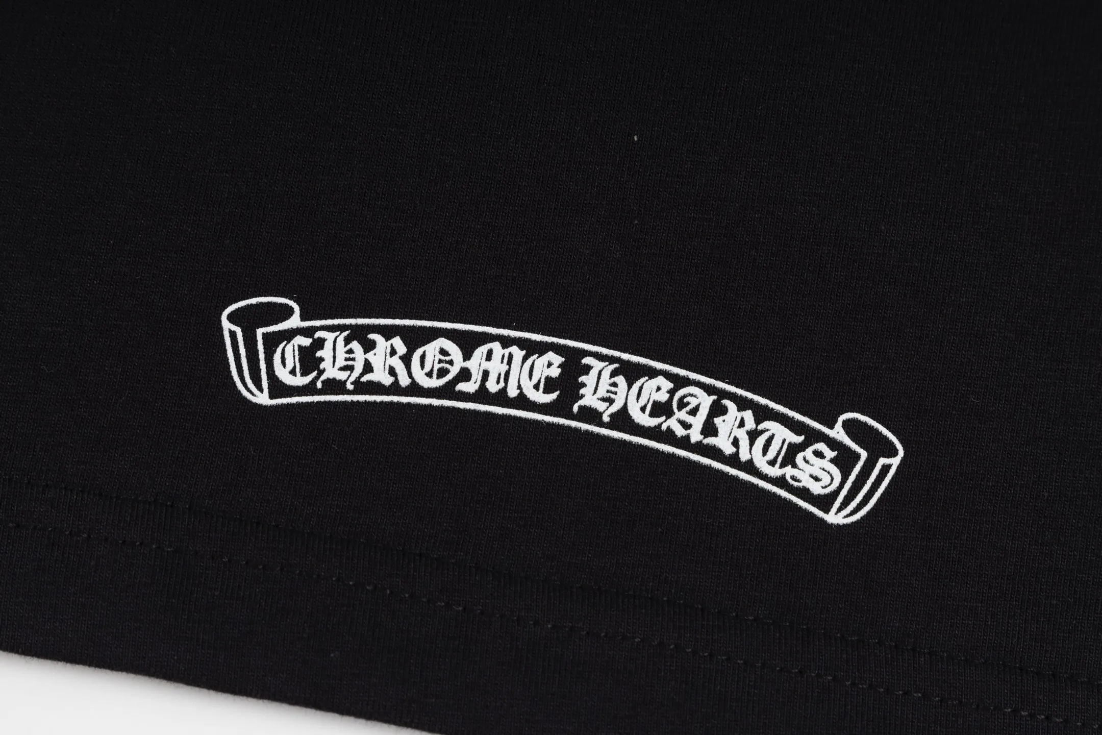 🅿️320 [Exclusive supply] CH Crow Heart No. 33 printed long-sleeved fabric is made of high-quality 26-woven 200-gram cotton fabric, bringing a soft and skin-friendly wearing experience. The clothing is highlighted by a unique splicing design, and the three-dimensional layering is demonstrated through careful tailoring. The arms are specially designed with iconic webbing decoration, and customized accessories are used to ensure quality. The front and back use high-precision glue printing technology, the pattern is clear and lasting, and the color is full and not easy to fall off. The overall shape is exquisite and details are processed. The collar, cuffs and hem are all made of reinforced sewing technology. The fabric has been pre-shrunk to maintain good stability, comfortable to wear and not easily deformed. Every seam is finely hemmed to ensure durability. This single product perfectly combines the brand's iconic design elements with exquisite craftsmanship, demonstrating Chrome Hearts' consistent high quality standards. Size:S/M/L